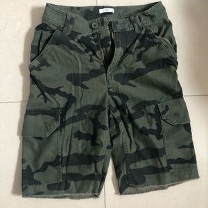 Aritzia TNA grape leaf camo olive cargo shorts